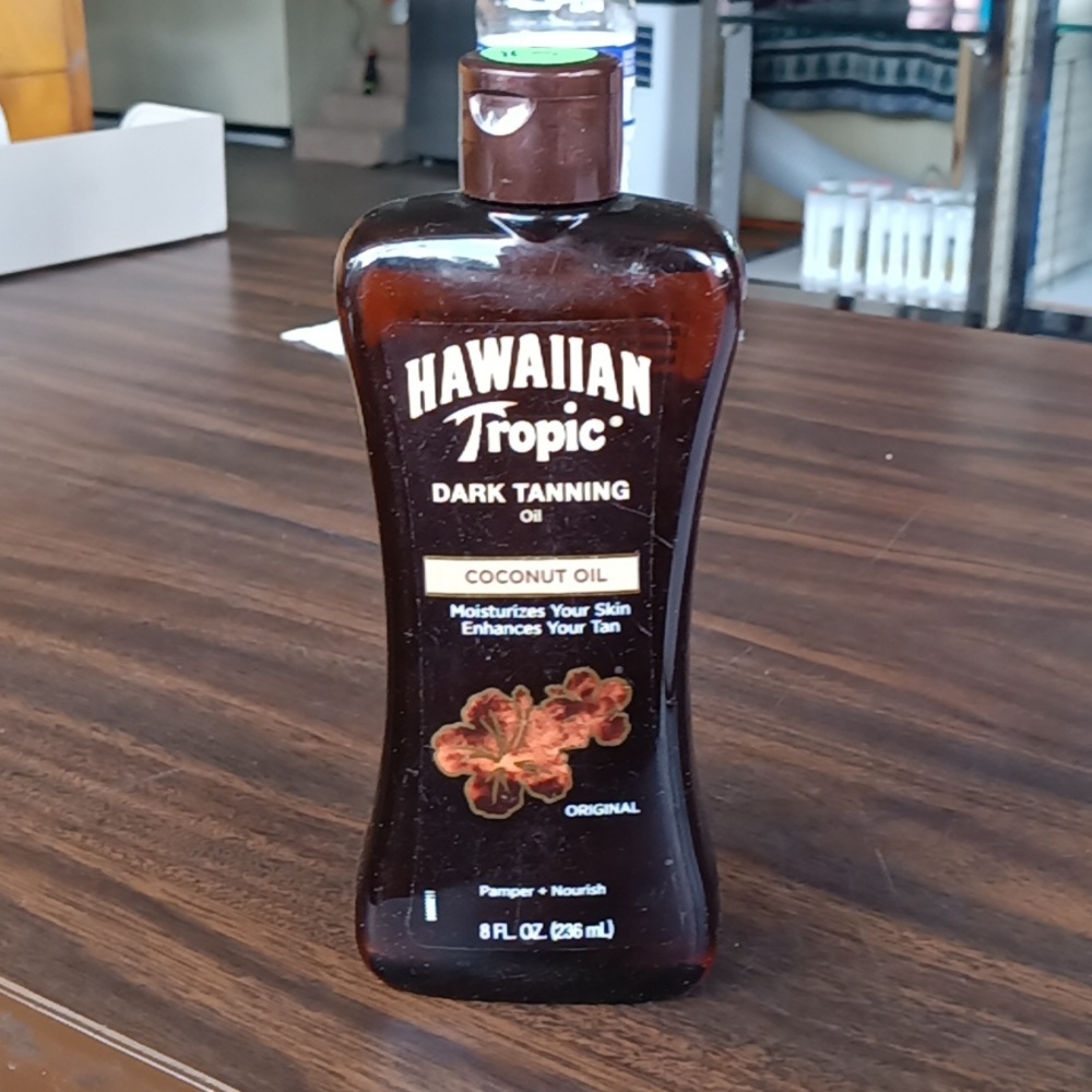 Dark tanning oil